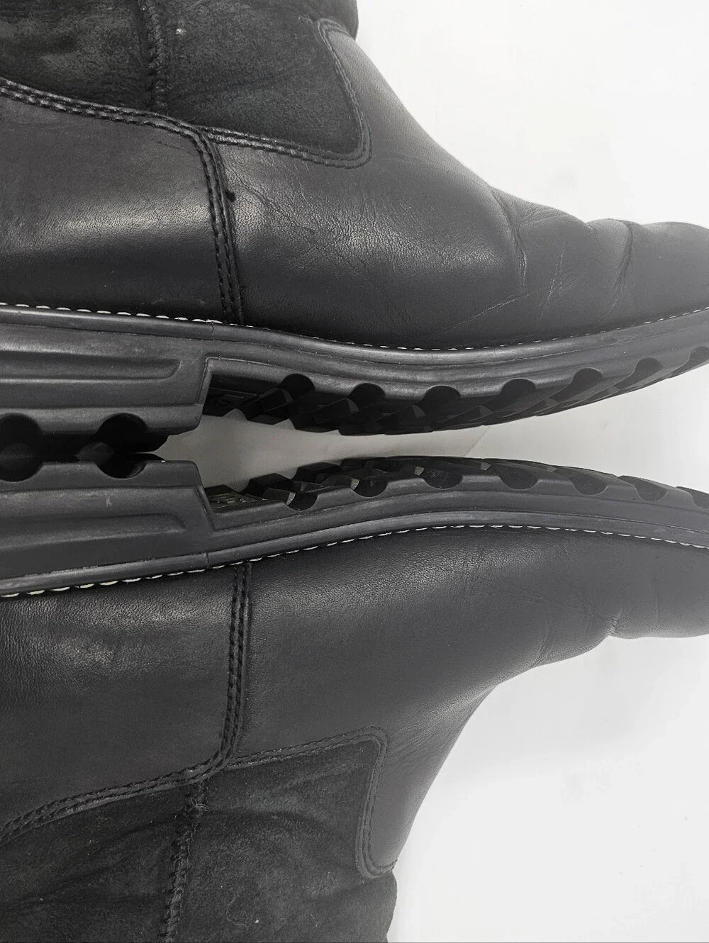 UGG Brooks Women's Black Leather Short Boot Size 9 S/N 5381